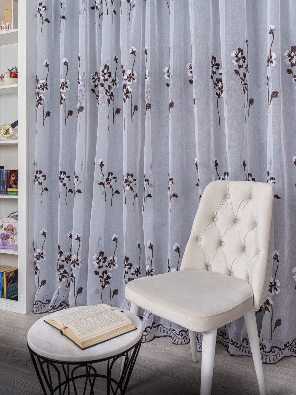 Perdea tip in brodat, alb/maro Perdea tip in brodat, alb/maro