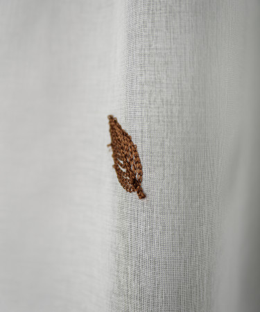 Perdea tip in brodat, alb/maro