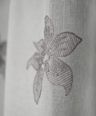 Perdea tip in brodat, alb/gri