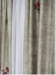 Draperie catifea bej/rosu, model flori