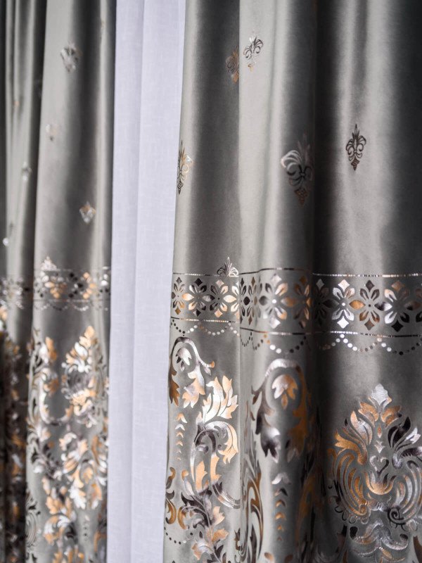 Draperie catifea gri cu model auriu