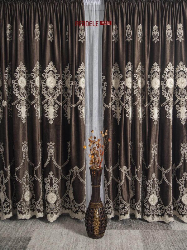 Draperie catifea maro cu broderie
