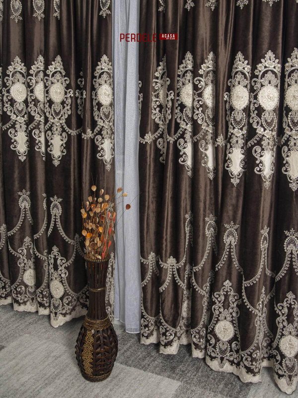 Draperie catifea maro cu broderie