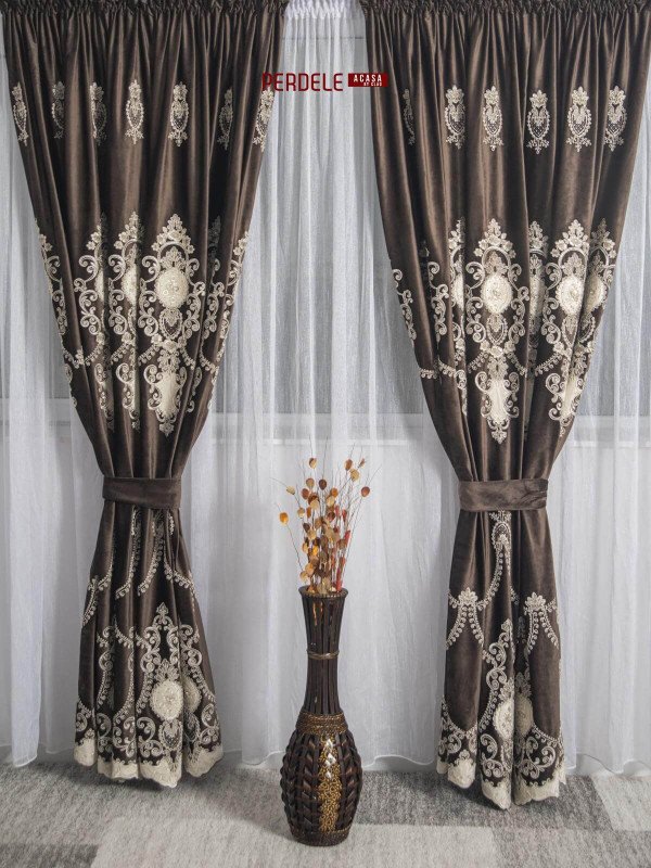 Draperie catifea maro cu broderie