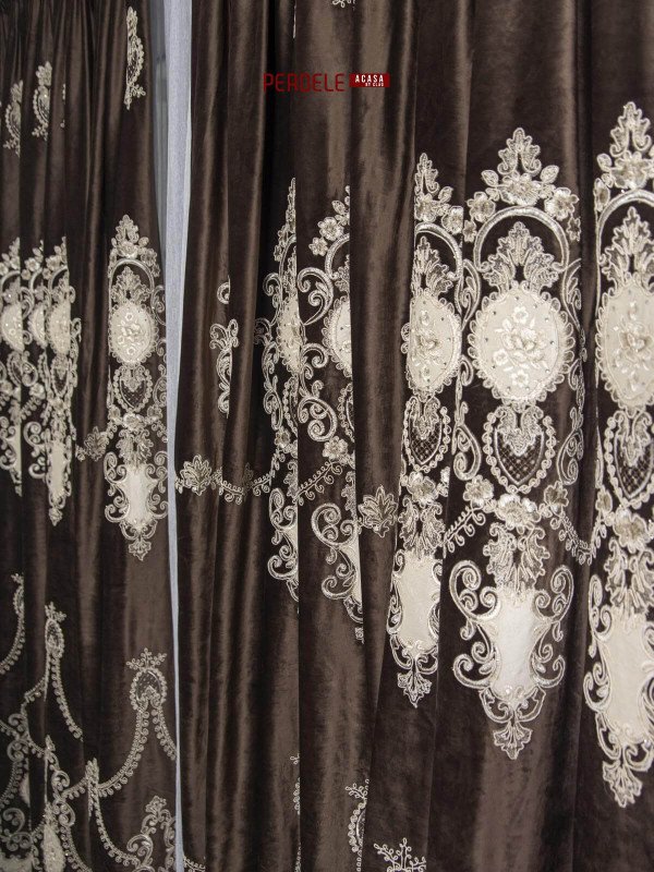 Draperie catifea maro cu broderie