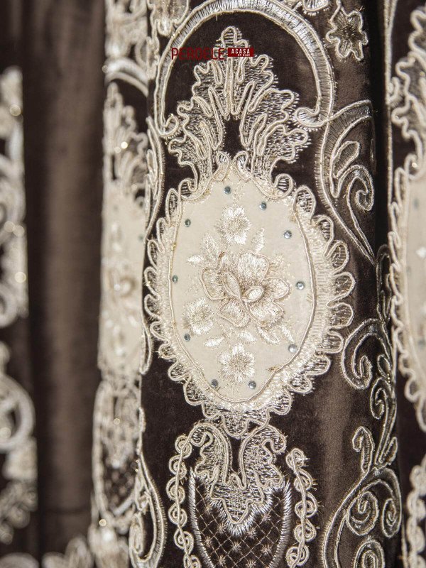 Draperie catifea maro cu broderie
