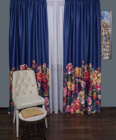 Draperie satin albastru,flori multicolore Draperie satin albastru,flori multicolore