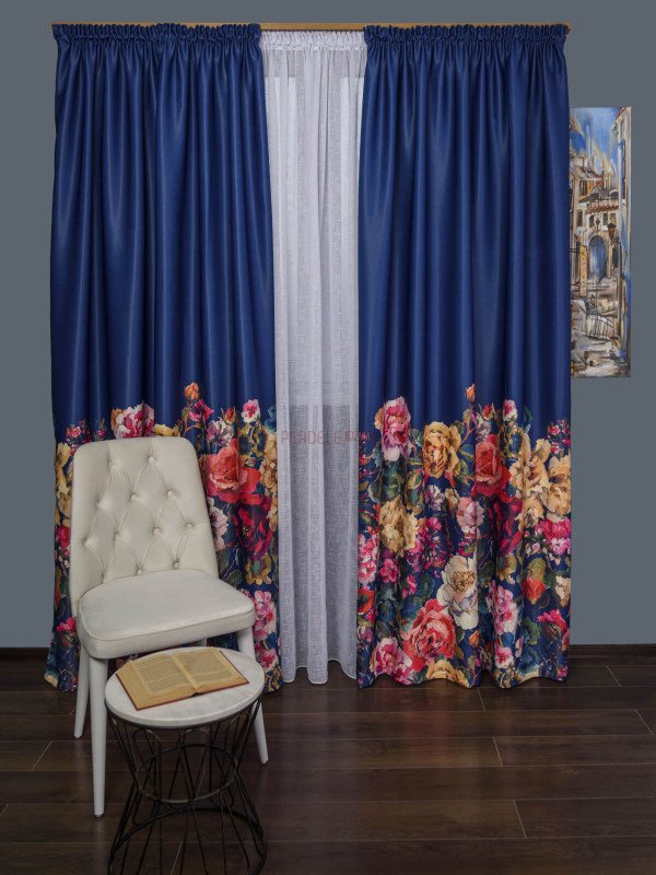 Draperie satin albastru,flori multicolore