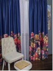 Draperie satin albastru,flori multicolore