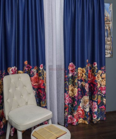 Draperie satin albastru,flori multicolore Draperie satin albastru,flori multicolore