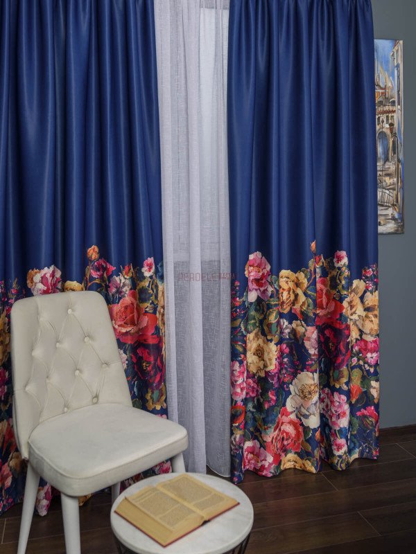 Draperie satin albastru,flori multicolore