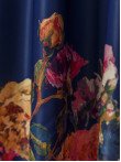 Draperie satin albastru,flori multicolore