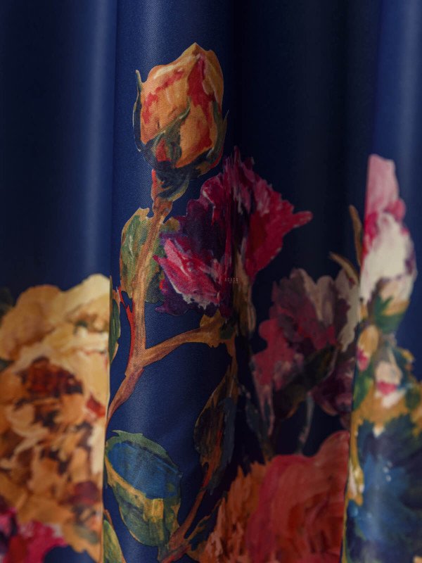 Draperie satin albastru,flori multicolore