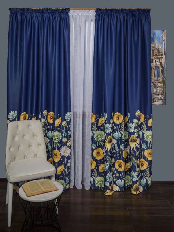 Draperie satin albastru,flori multicolore