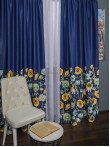 Draperie satin albastru,flori multicolore