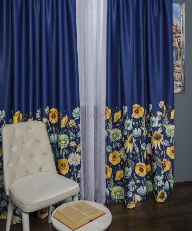 Draperie satin albastru,flori multicolore Draperie satin albastru,flori multicolore