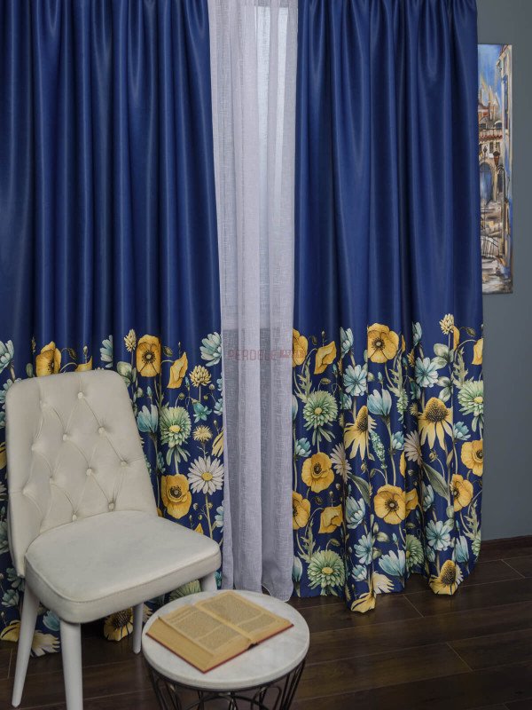 Draperie satin albastru,flori multicolore