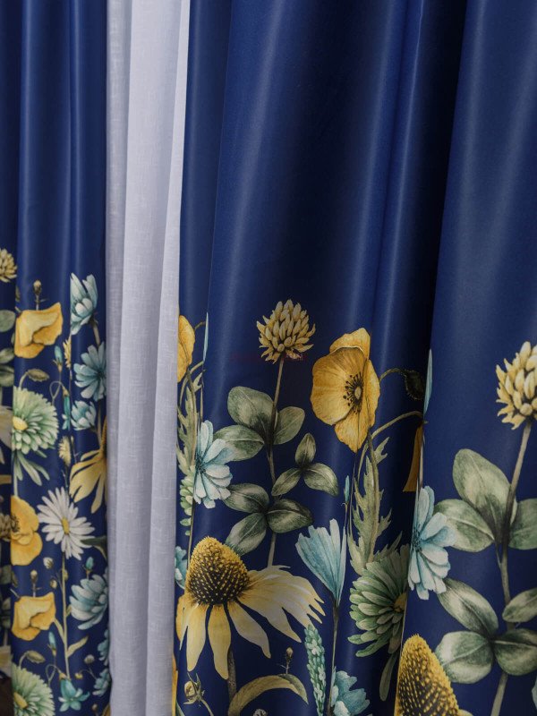 Draperie satin albastru,flori multicolore