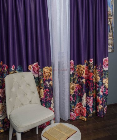 Draperie satin mov,flori multicolore Draperie satin mov,flori multicolore