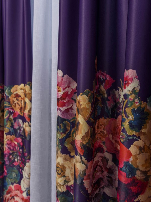 Draperie satin mov,flori multicolore