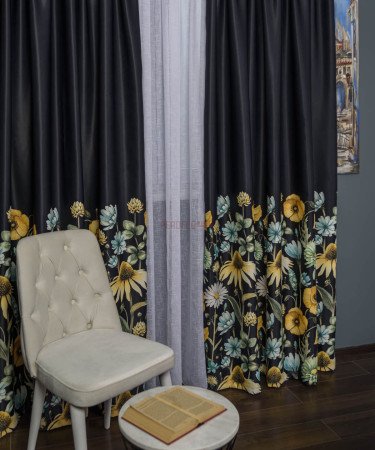 Draperie satin negru,flori multicolore Draperie satin negru,flori multicolore