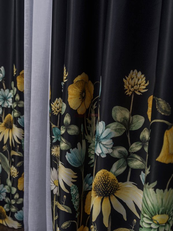 Draperie satin negru,flori multicolore
