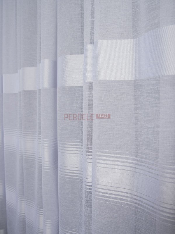 Perdea in alb