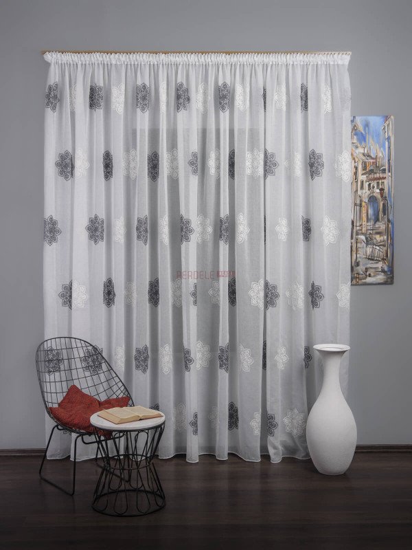 Perdea in alb,gri