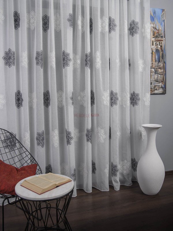 Perdea in alb,gri