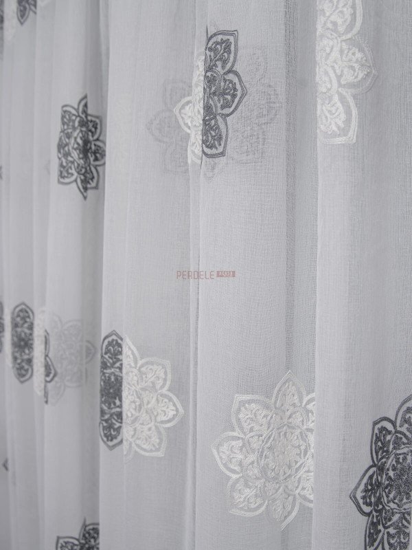 Perdea in alb,gri