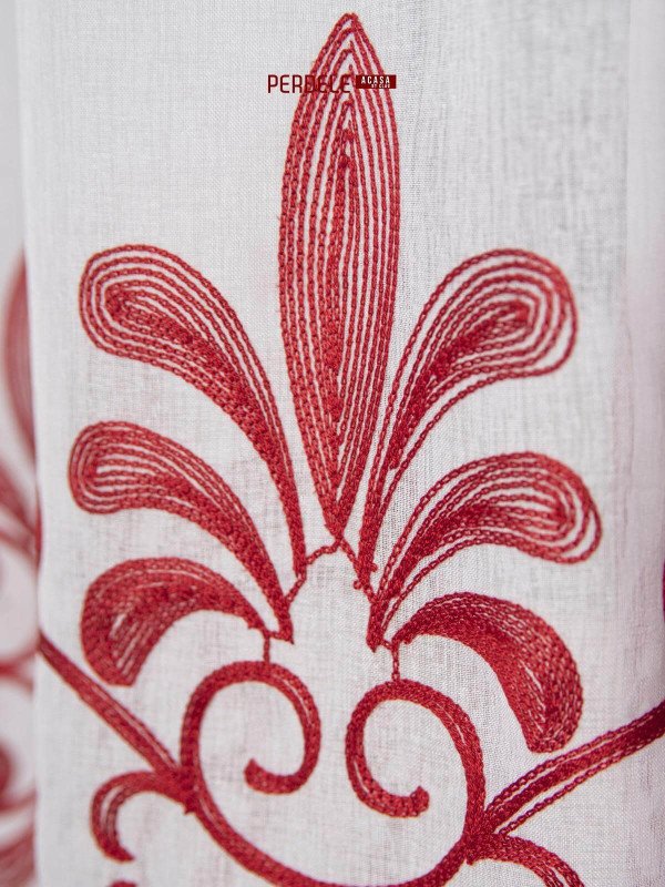 Perdea in brodat alb ,rosu