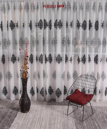 Perdea in brodat alb/negru model baroc