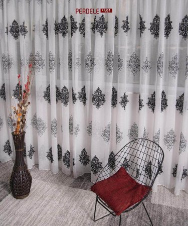 Perdea in brodat alb/negru model baroc Perdea in brodat alb/negru model baroc