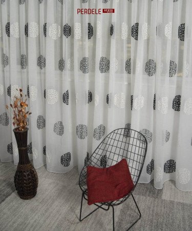 Perdea in brodat alb,negru Perdea in brodat alb,negru