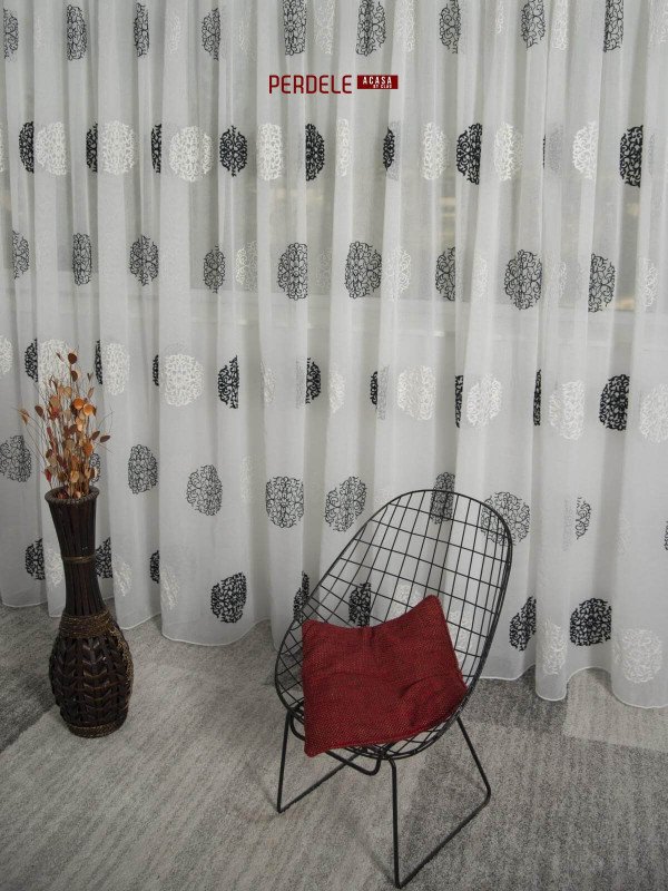 Perdea in brodat alb,negru