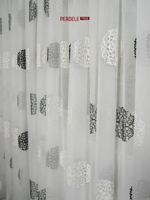 Perdea in brodat alb,negru