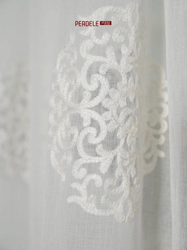 Perdea in brodat alb,negru