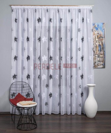 Perdea in brodat alb negru