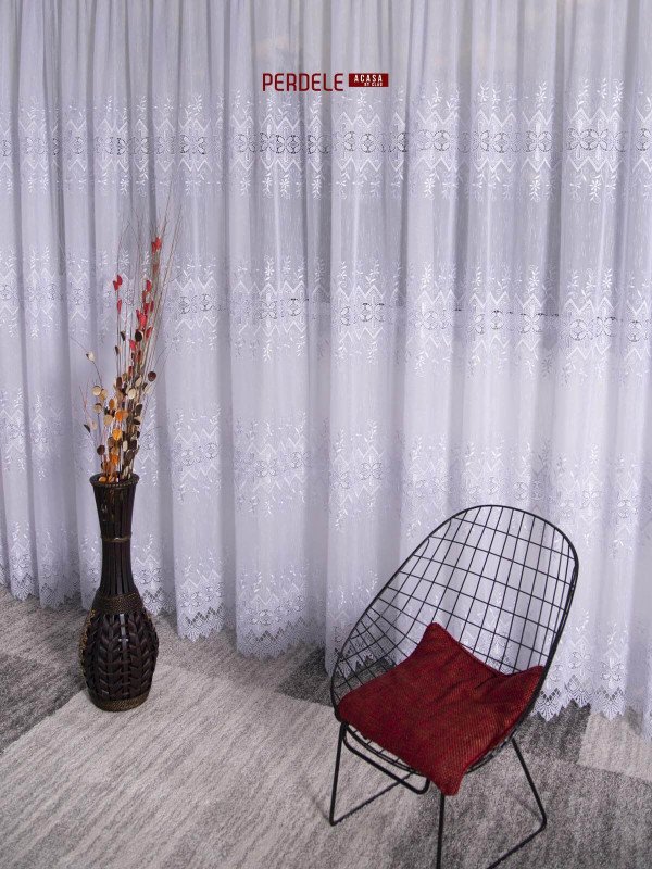 perdea in brodat alb