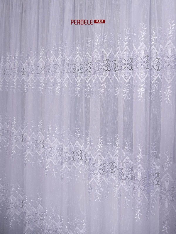 perdea in brodat alb