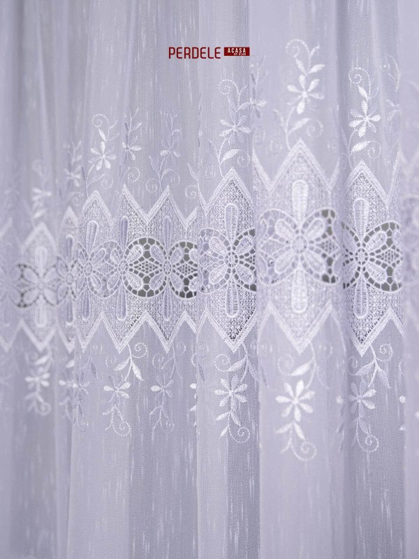 perdea in brodat alb