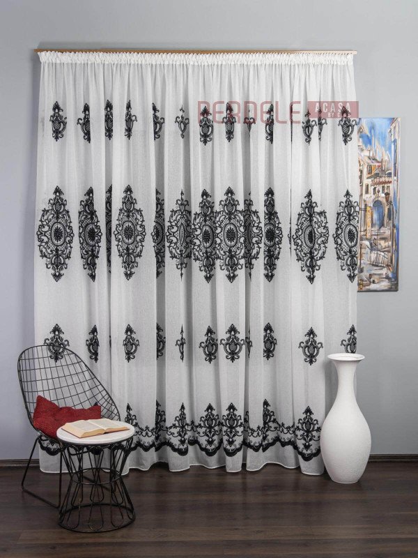 Perdea in neagra