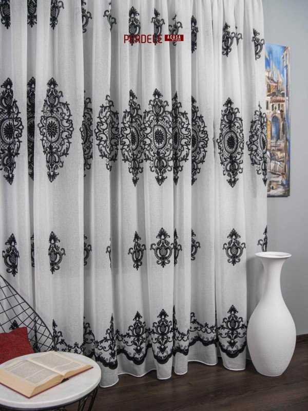 Perdea in neagra