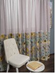 Perdea tip in bej, flori multicolore