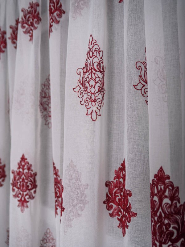 Perdea tip in brodat alb/grena Perdea tip in brodat alb/grena