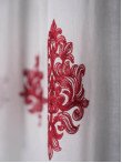 Perdea tip in brodat alb/grena Perdea tip in brodat alb/grena