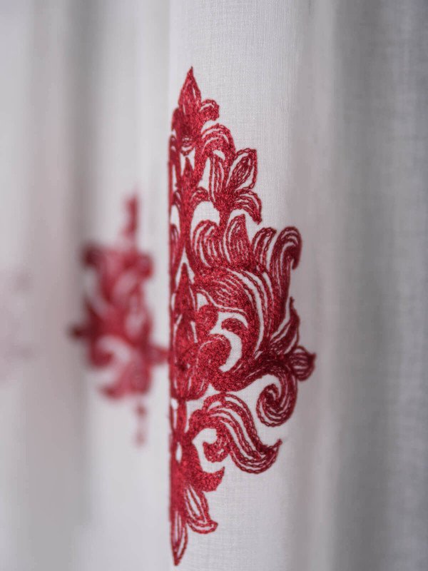 Perdea tip in brodat alb/grena Perdea tip in brodat alb/grena