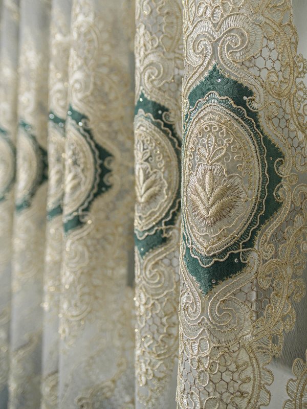 Perdea tulle brodat ivoire/turqoise