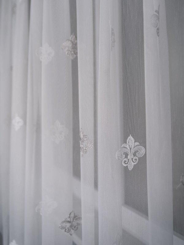 Perdea tulle brodat alb/gri