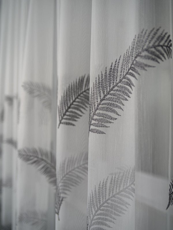 Perdea tulle brodat alb/gri